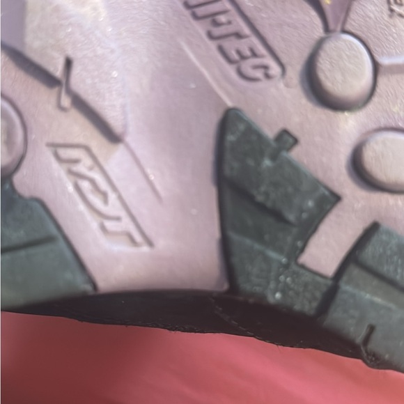 Hi-Tec Snow Boots - Picture 7 of 7